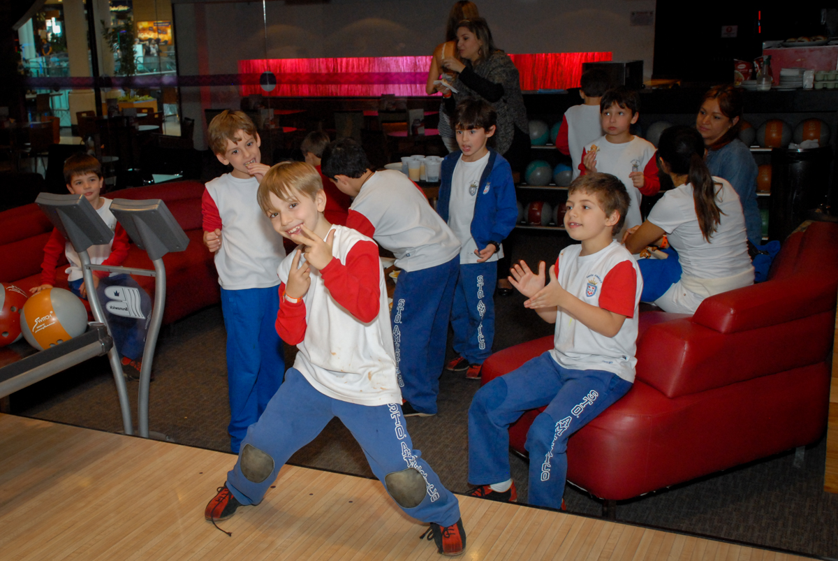 bagunça-das-crianças-no-boliche-villa-bowling-vila-olimpia-sp-festa-infantil-aniversário-tiago-7-anos-tema-da-festa-pokemon