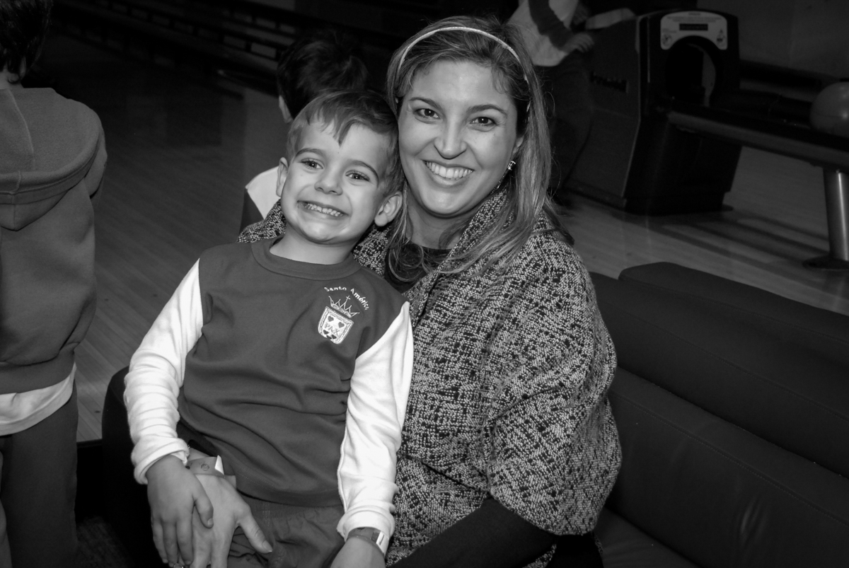 foto-com-a-amiga-no-boliche-villa-bowling-vila-olimpia-sp-festa-infantil-aniversário-tiago-7-anos-tema-da-festa-pokemon