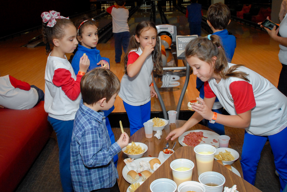 hora-da-pizza-no-boliche-villa-bowling-vila-olimpia-sp-festa-infantil-aniversário-tiago-7-anos-tema-da-festa-pokemon