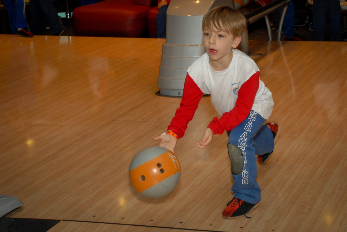jogo-de-boliche-no-boliche-villa-bowling-vila-olimpia-sp-festa-infantil-aniversário-tiago-7-anos-tema-da-festa-pokemon