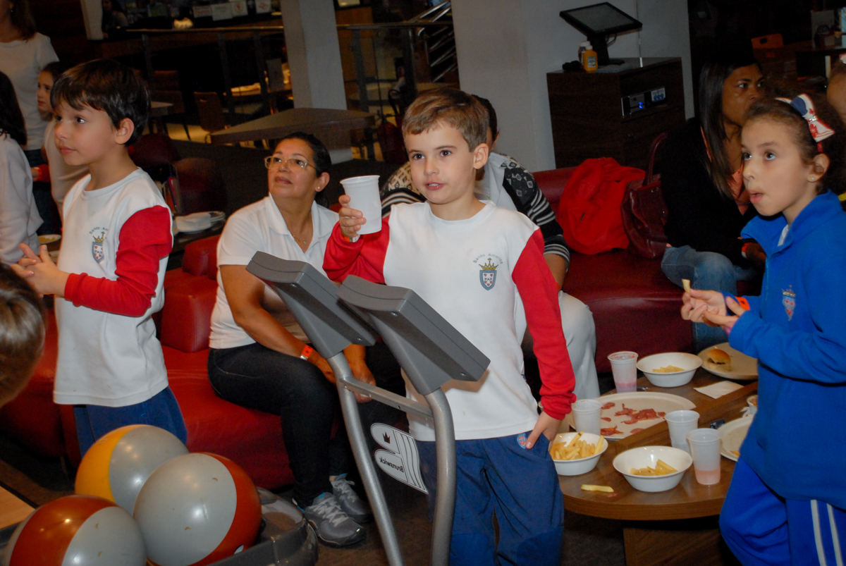 brincadeiras-divertidas-no-boliche-villa-bowling-vila-olimpia-sp-festa-infantil-aniversário-tiago-7-anos-tema-da-festa-pokemon