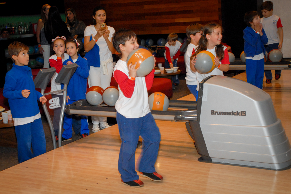 jogo-de-boliche-no-boliche-villa-bowling-vila-olimpia-sp-festa-infantil-aniversário-tiago-7-anos-tema-da-festa-pokemon