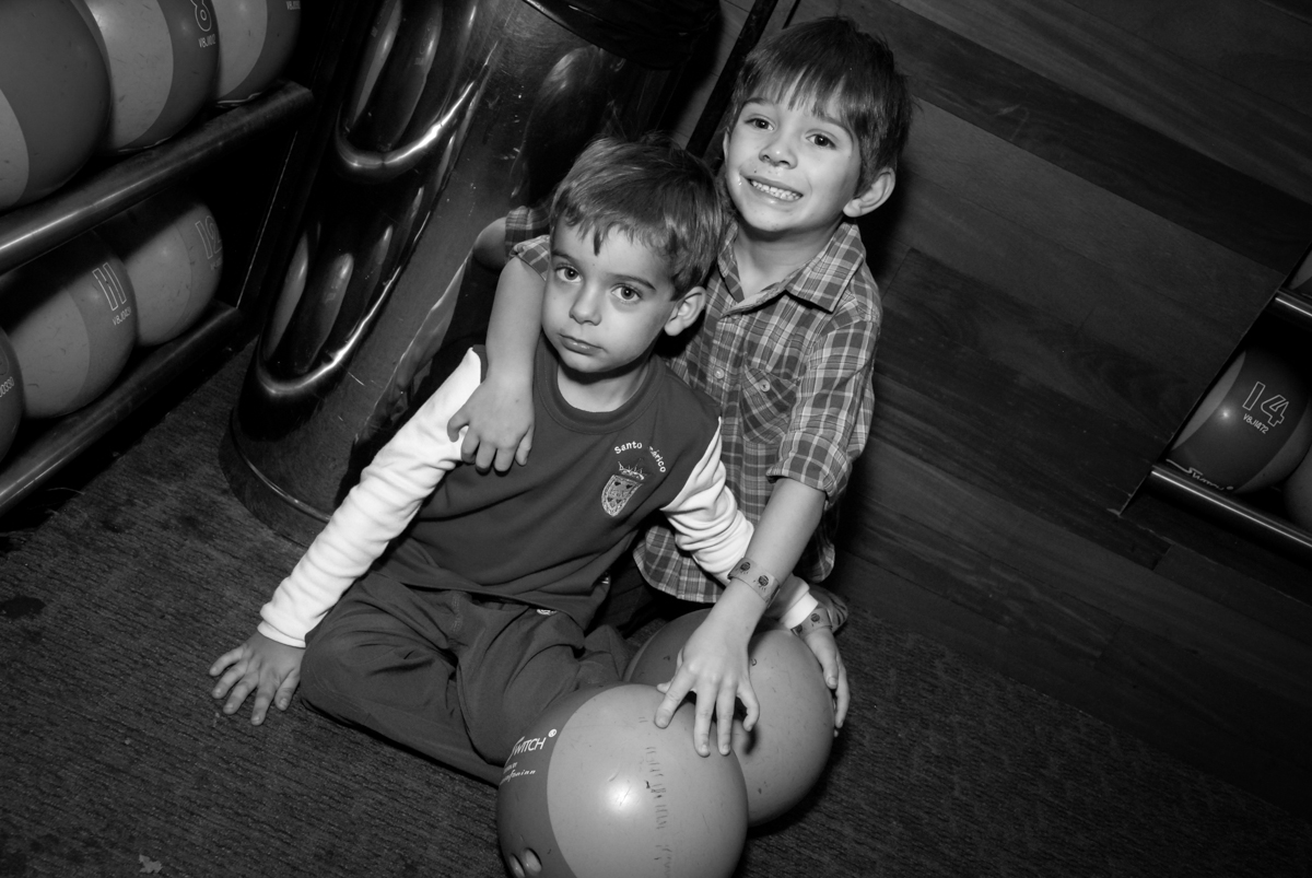 fotografia-dos-amigos-no-boliche-villa-bowling-vila-olimpia-sp-festa-infantil-aniversário-tiago-7-anos-tema-da-festa-pokemon