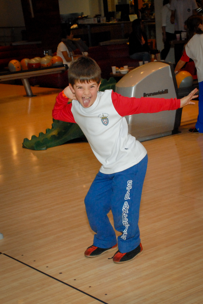 pose-para-jogar-boliche-no-boliche-villa-bowling-vila-olimpia-sp-festa-infantil-aniversário-tiago-7-anos-tema-da-festa-pokemon