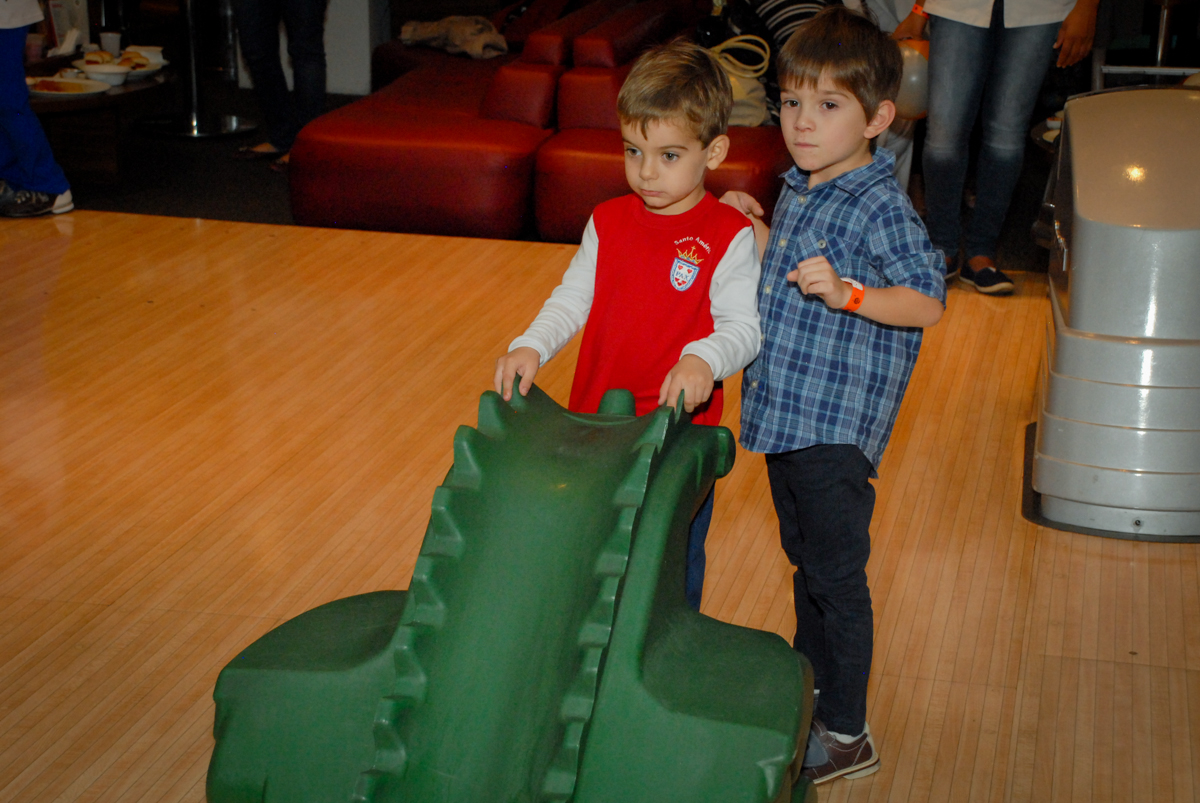 brincando-com-amiguinho-no-boliche-villa-bowling-vila-olimpia-sp-festa-infantil-aniversário-tiago-7-anos-tema-da-festa-pokemon