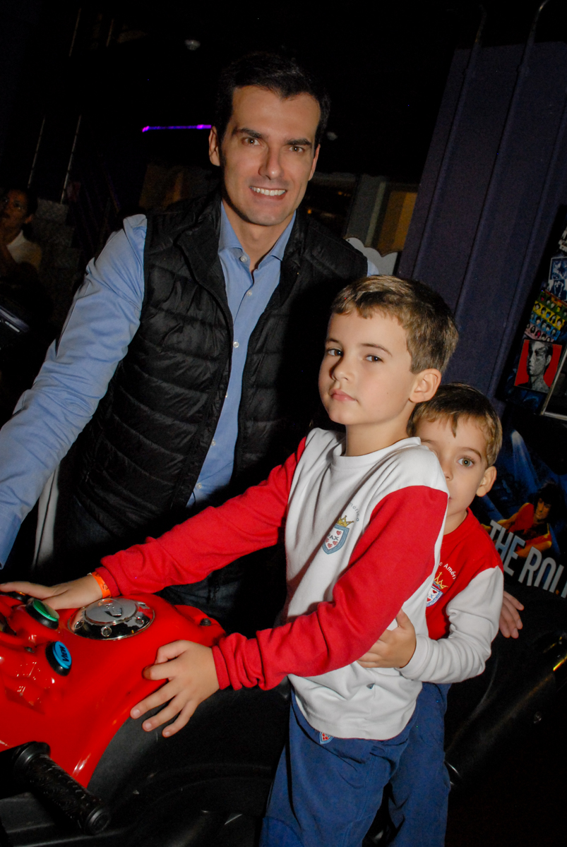 fotografia-pai0-e-filho-no-boliche-villa-bowling-vila-olimpia-sp-festa-infantil-aniversário-tiago-7-anos-tema-da-festa-pokemon