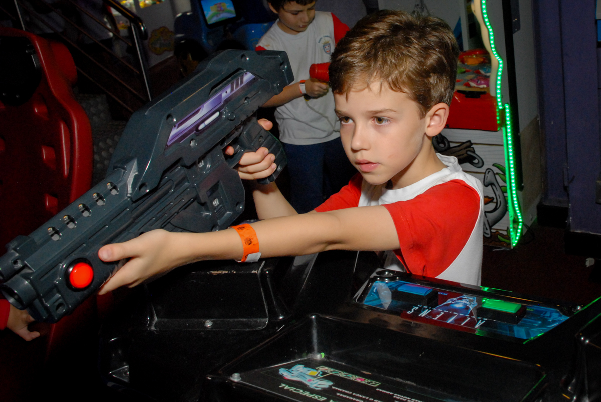 brincando-no-game-no-boliche-villa-bowling-vila-olimpia-sp-festa-infantil-aniversário-tiago-7-anos-tema-da-festa-pokemon