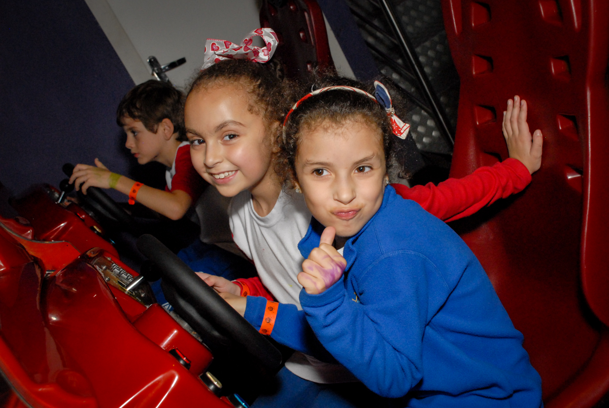 amigas-posam-para-a-foto-no-boliche-villa-bowling-vila-olimpia-sp-festa-infantil-aniversário-tiago-7-anos-tema-da-festa-pokemon