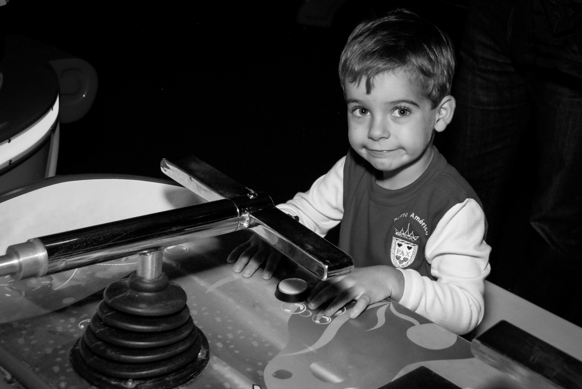 irmão-do-anivesariante-brinca-no-boliche-villa-bowling-vila-olimpia-sp-festa-infantil-aniversário-tiago-7-anos-tema-da-festa-pokemon