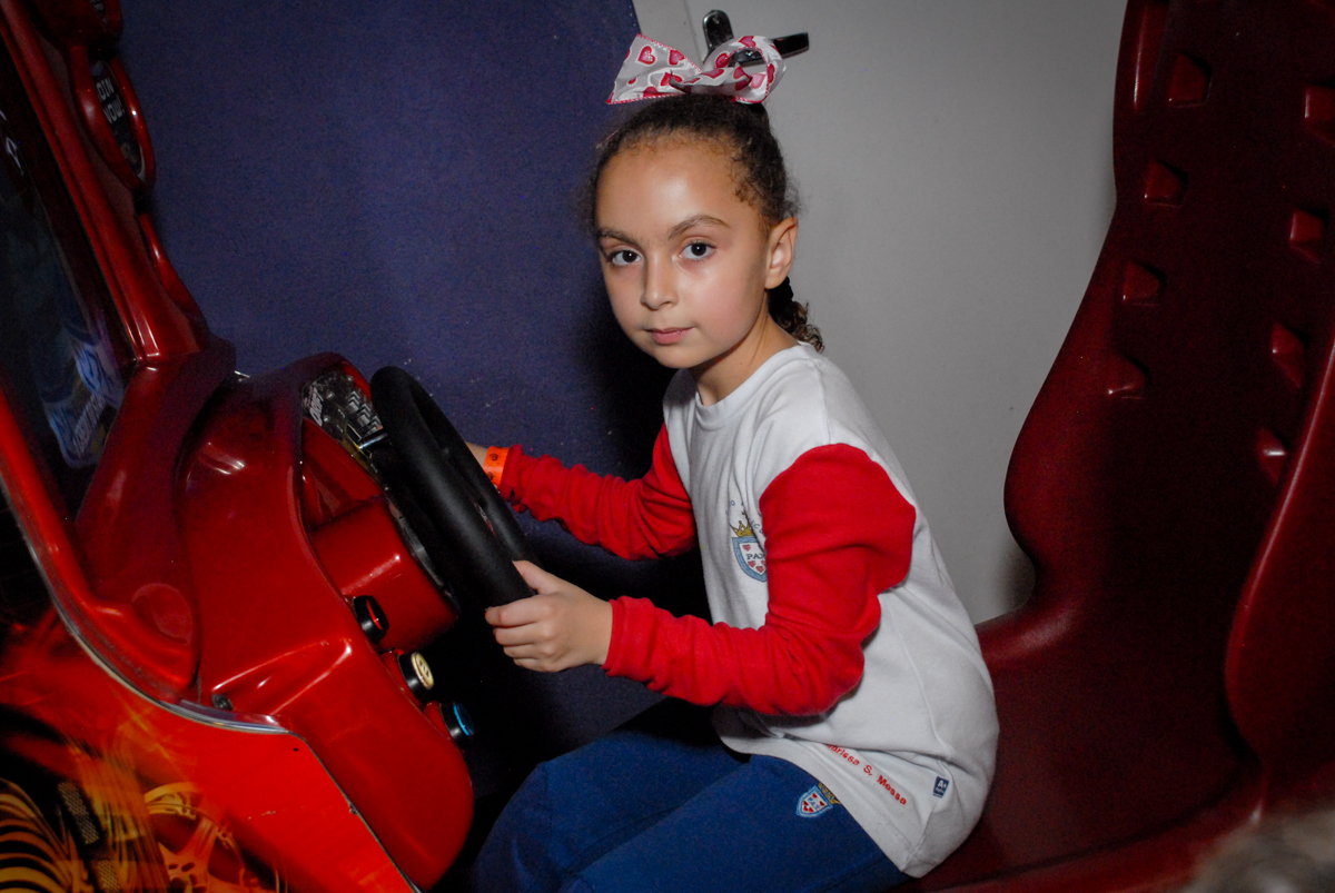 brincando-no-carrinho-no-boliche-villa-bowling-vila-olimpia-sp-festa-infantil-aniversário-tiago-7-anos-tema-da-festa-pokemon