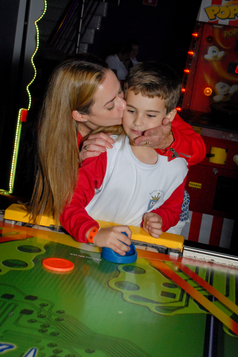 beijo-gostoso-da-mamãe-no-boliche-villa-bowling-vila-olimpia-sp-festa-infantil-aniversário-tiago-7-anos-tema-da-festa-pokemon