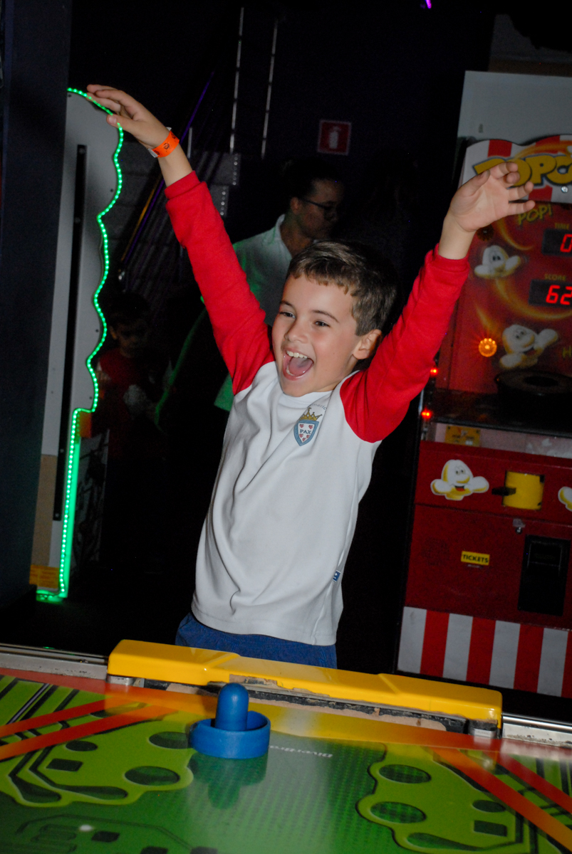 comemorando-gol-no-boliche-villa-bowling-vila-olimpia-sp-festa-infantil-aniversário-tiago-7-anos-tema-da-festa-pokemon
