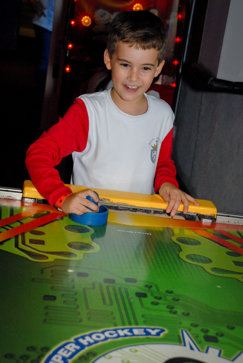 jogo-de-futebol-animado-no-boliche-villa-bowling-vila-olimpia-sp-festa-infantil-aniversário-tiago-7-anos-tema-da-festa-pokemon