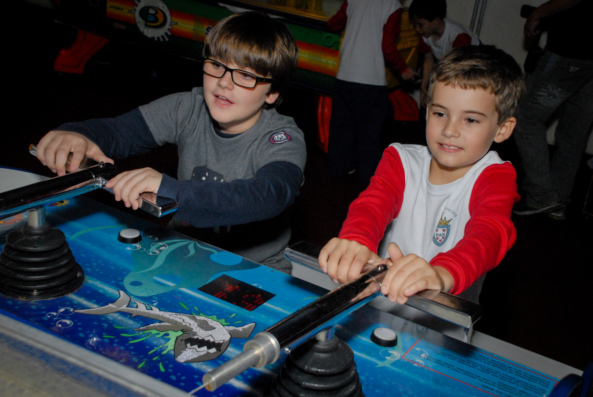 jogando-game-no-boliche-villa-bowling-vila-olimpia-sp-festa-infantil-aniversário-tiago-7-anos-tema-da-festa-pokemon