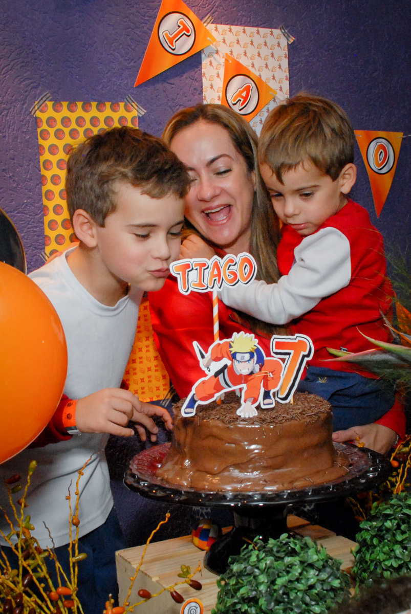 assoprando-a-vela-do-bolo-noboliche-villa-bowling-vila-olimpia-sp-festa-infantil-aniversário-tiago-7-anos-tema-da-festa-pokemon