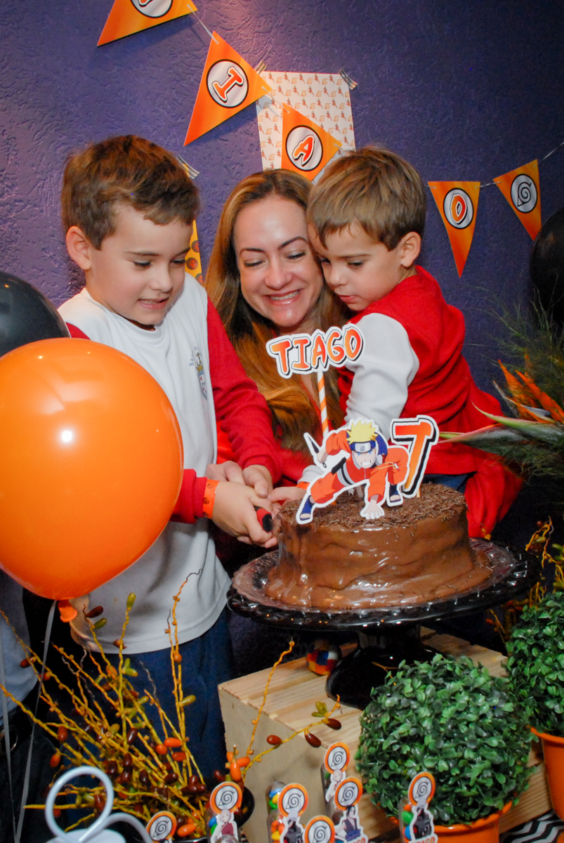 cortando-o-primeiro-pedaço-de-bolo-no-boliche-villa-bowling-vila-olimpia-sp-festa-infantil-aniversário-tiago-7-anos-tema-da-festa-pokemon