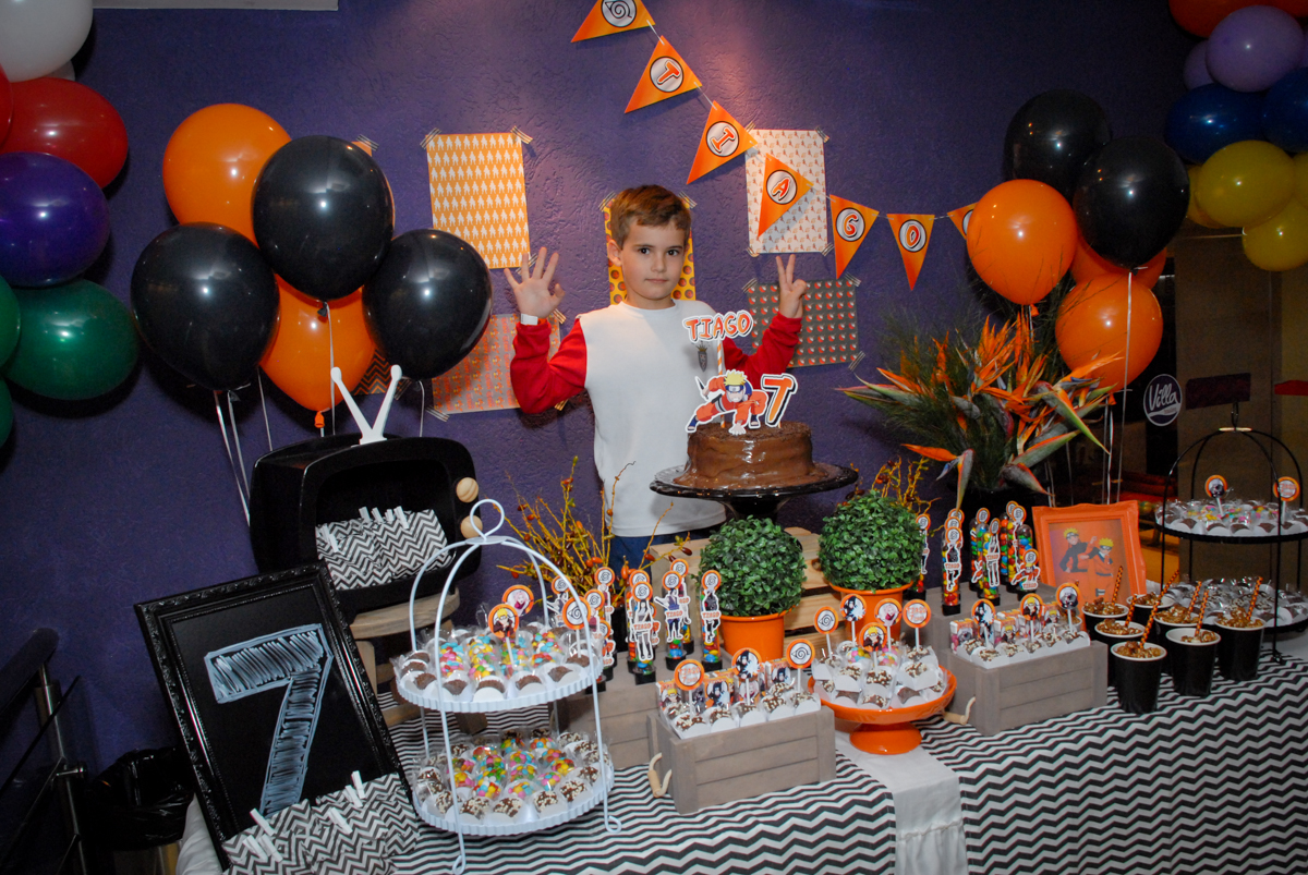 fotografia-do-aniversariante-no-boliche-villa-bowling-vila-olimpia-sp-festa-infantil-aniversário-tiago-7-anos-tema-da-festa-pokemon