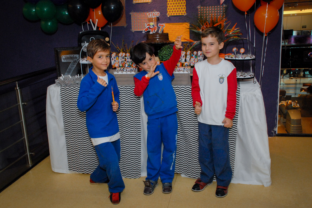 amigos-do-aniersariante-posam-para-a-foto-no-boliche-villa-bowling-vila-olimpia-sp-festa-infantil-aniversário-tiago-7-anos-tema-da-festa-pokemon