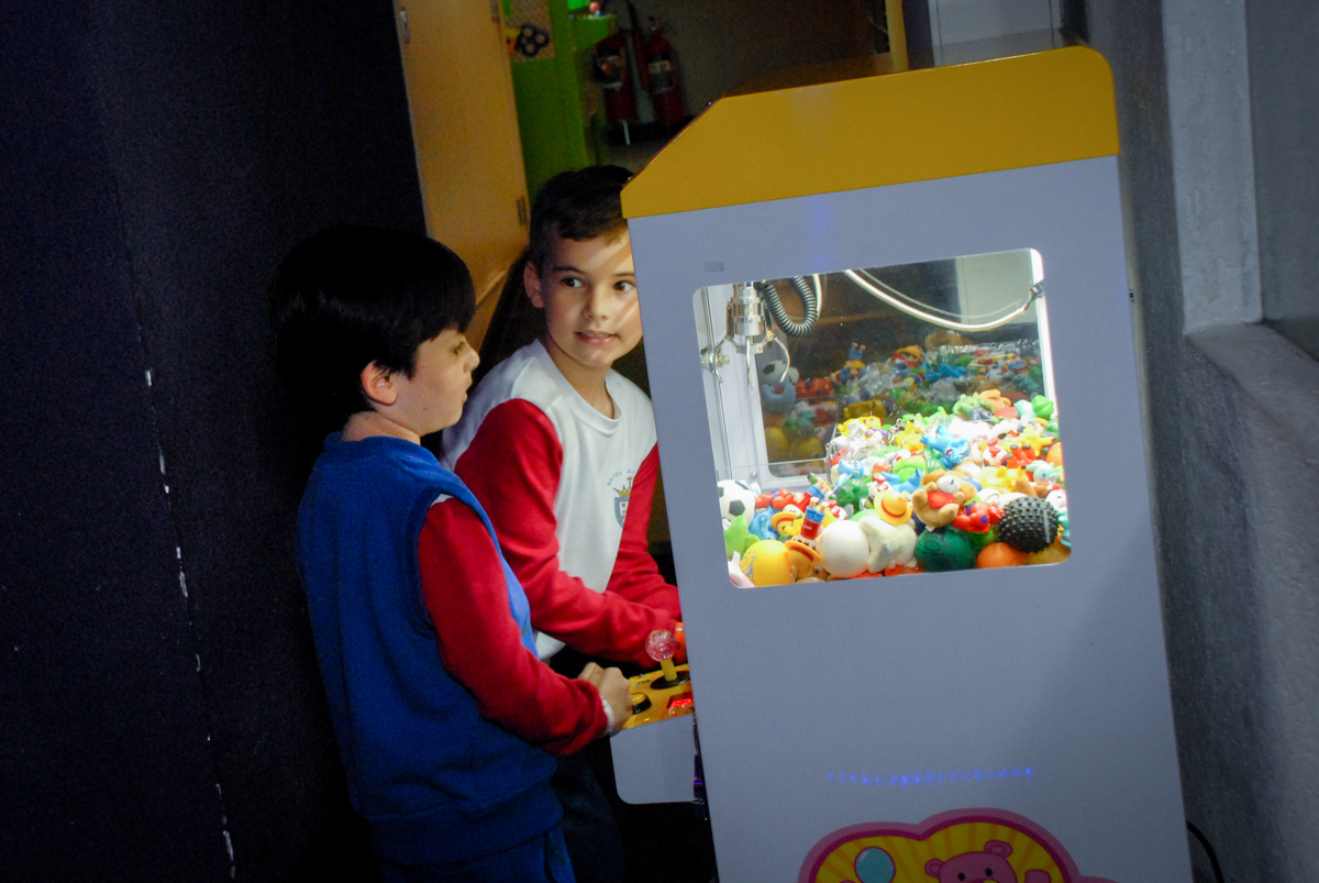 brincando-com-o-jogo-no-boliche-villa-bowling-vila-olimpia-sp-festa-infantil-aniversário-tiago-7-anos-tema-da-festa-pokemon