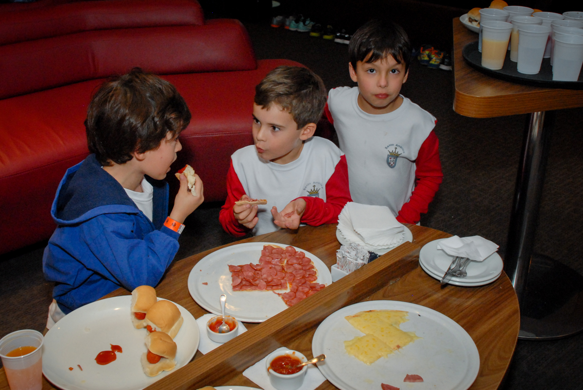hora-do-lanche-no-boliche-villa-bowling-vila-olimpia-sp-festa-infantil-aniversário-tiago-7-anos-tema-da-festa-pokemon