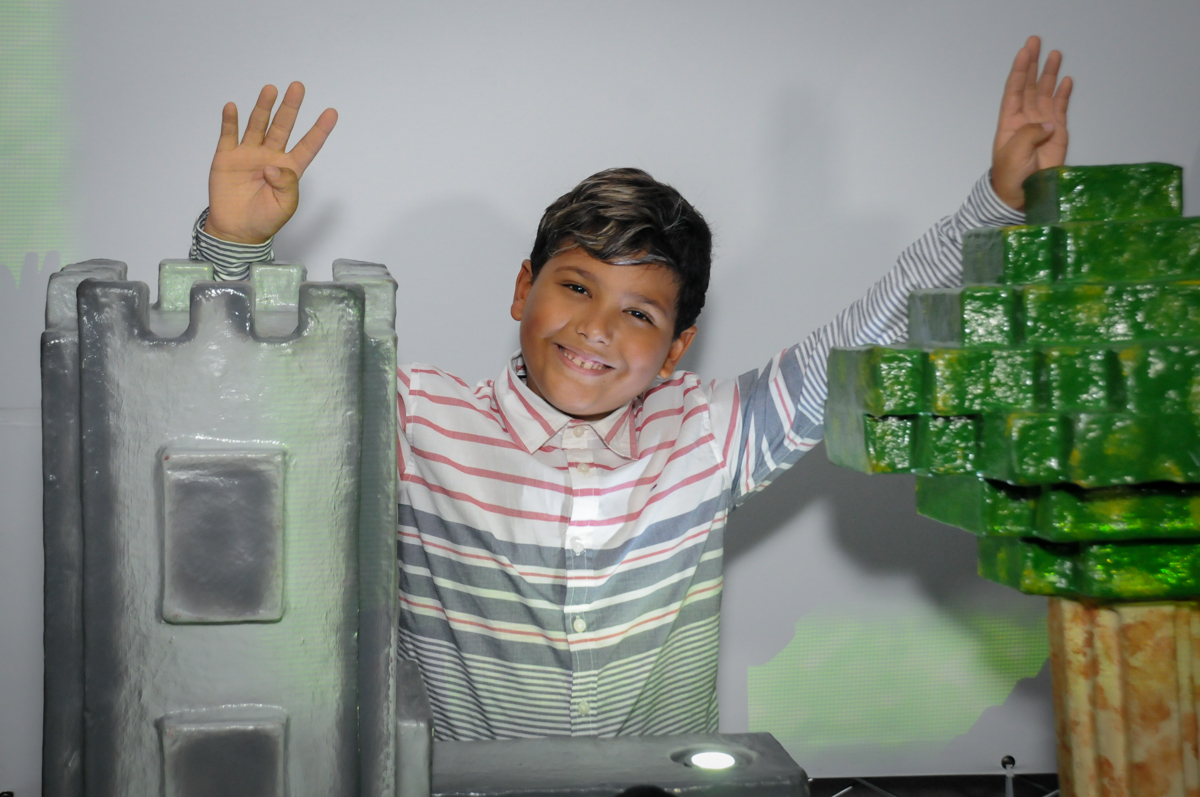pose-para-foto-no-Buffet-Fábrica-da-Alegria-Morumbi-S-Paulo-SP-fotografia-infantil-festa-infantil-tema-da-festa-minicraft
