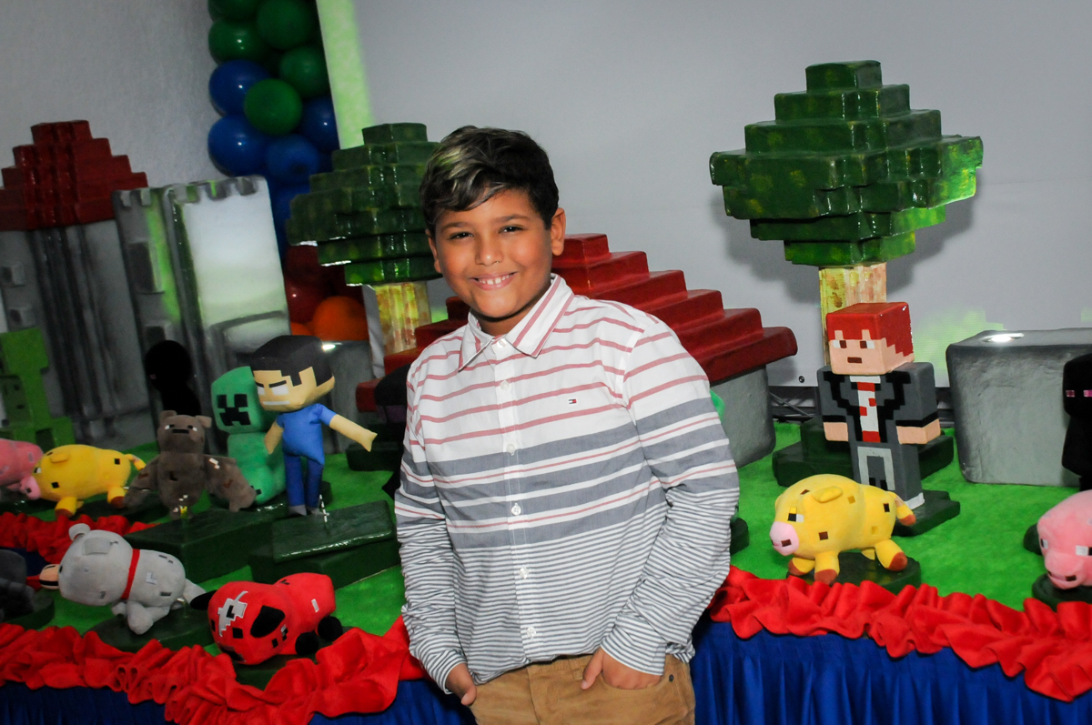 fotografia-em-frente-a-mesa-decorada-no-Buffet-Fábrica-da-Alegria-Morumbi-S-Paulo-SP-fotografia-infantil-festa-infantil-tema-da-festa-minicraft