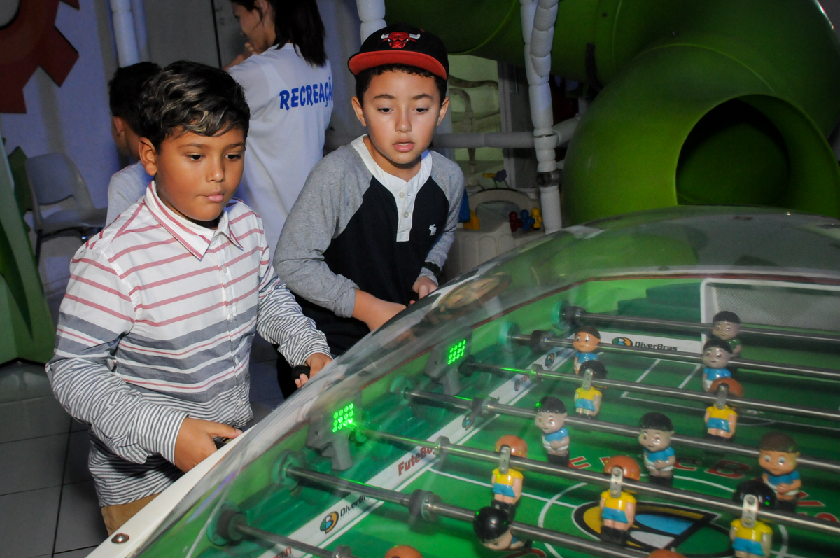 brincadeiras-no-pebolim-noBuffet-Fábrica-da-Alegria-Morumbi-S-Paulo-SP-fotografia-infantil-festa-infantil-tema-da-festa-minicraft