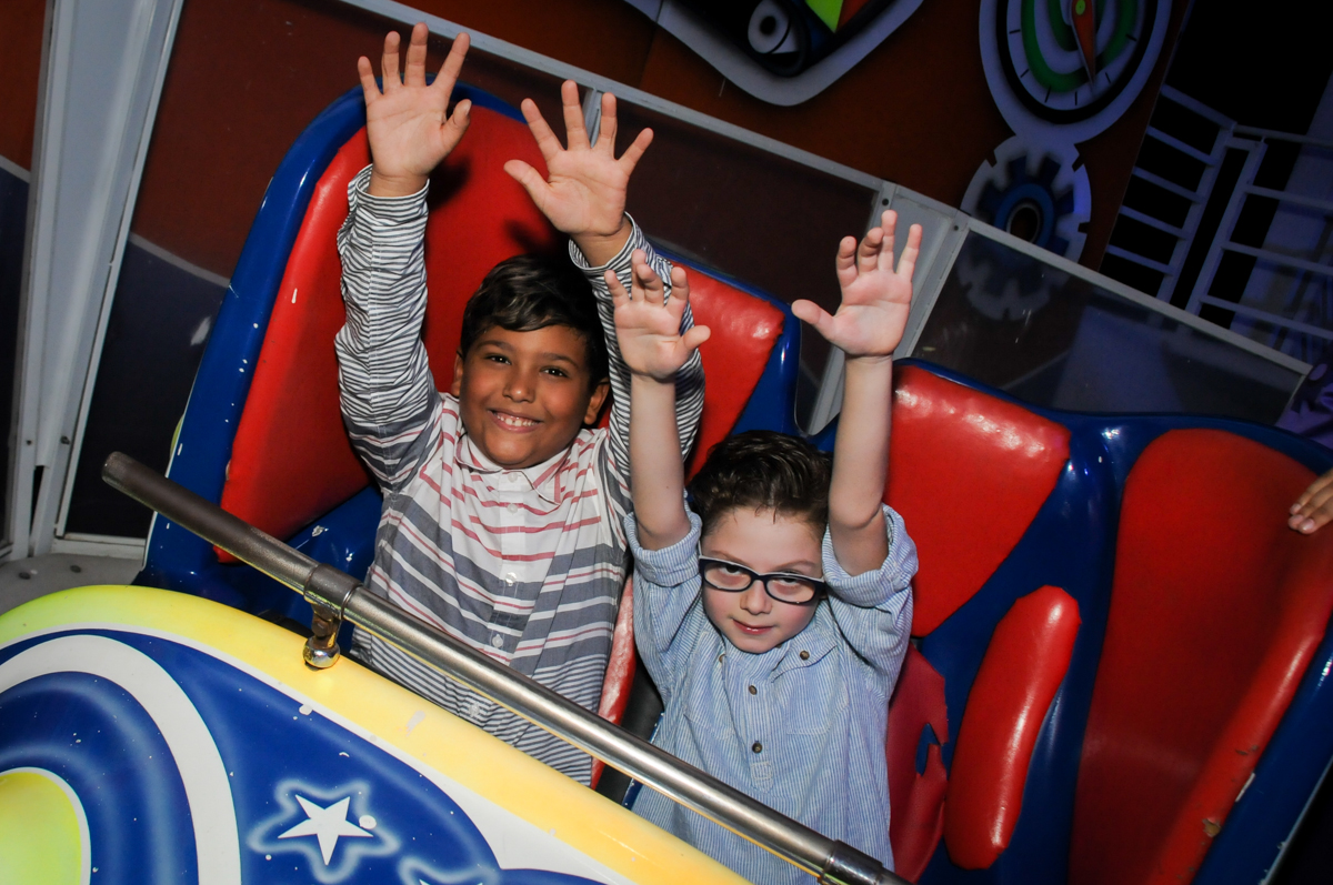 curtindo-o-brinquedo-jornada-nas-estrelas-no-Buffet-Fábrica-da-Alegria-Morumbi-S-Paulo-SP-fotografia-infantil-festa-infantil-tema-da-festa-minicraft