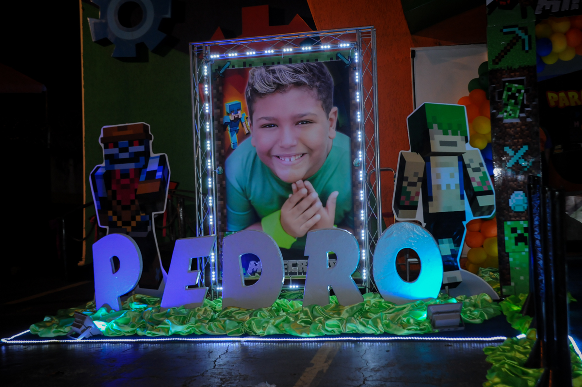 banner-iluminado-no-Buffet-Fábrica-da-Alegria-Morumbi-S-Paulo-SP-fotografia-infantil-festa-infantil-tema-da-festa-minicraft