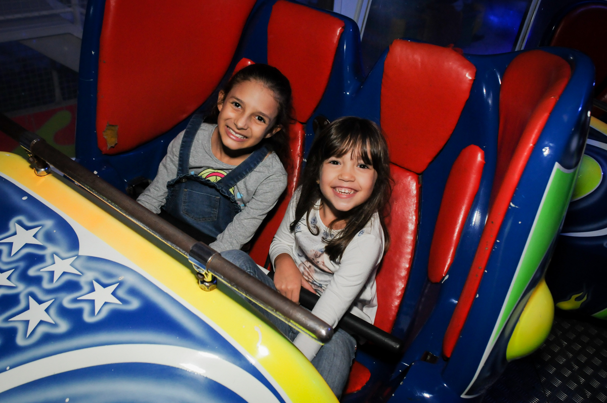 posando-para-a-foto-no-brinquedo-jornada-nas-estrelas-no-Buffet-Fábrica-da-Alegria-Morumbi-S-Paulo-SP-fotografia-infantil-festa-infantil-tema-da-festa-minicraft