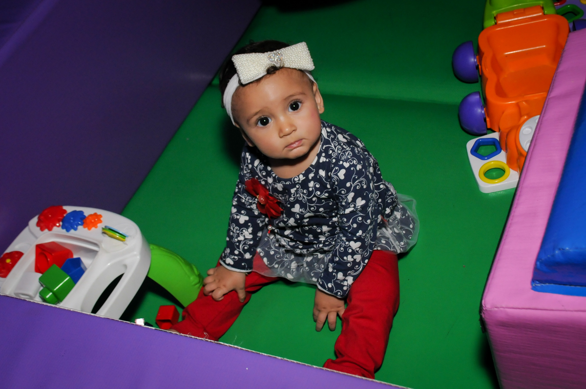 bebê-brinca-na-área-baby-no-Buffet-Fábrica-da-Alegria-Morumbi-S-Paulo-SP-fotografia-infantil-festa-infantil-tema-da-festa-minicraft