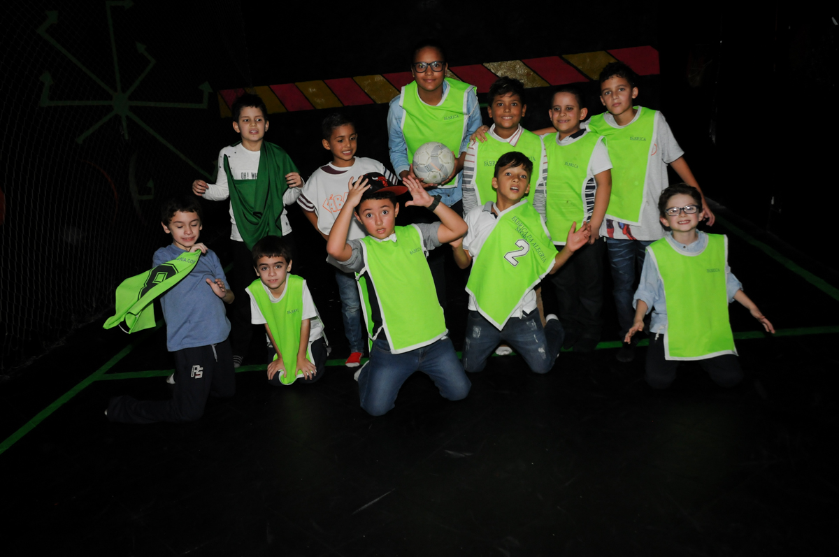 jogadores-posam-para-foto-no-futebol-no-Buffet-Fábrica-da-Alegria-Morumbi-S-Paulo-SP-fotografia-infantil-festa-infantil-tema-da-festa-minicraft