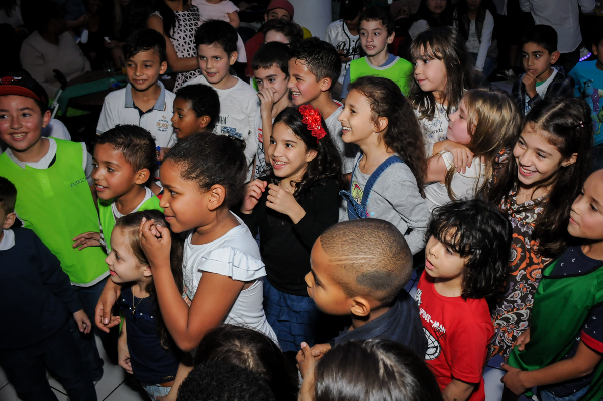 curtindo-show-dos-palhaços-no-Buffet-Fábrica-da-Alegria-Morumbi-S-Paulo-SP-fotografia-infantil-festa-infantil-tema-da-festa-minicraft