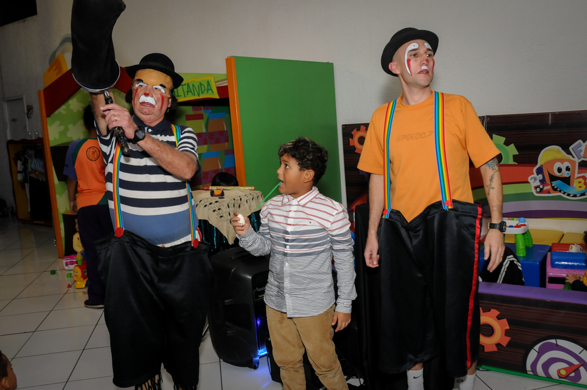 brincadeiras-com-o-palhaço-no-Buffet-Fábrica-da-Alegria-Morumbi-S-Paulo-SP-fotografia-infantil-festa-infantil-tema-da-festa-minicraft