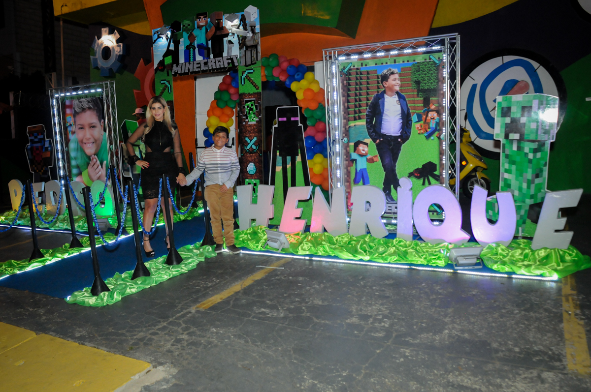 fotografia-na-entrada-do-bufet-no-Buffet-Fábrica-da-Alegria-Morumbi-S-Paulo-SP-fotografia-infantil-festa-infantil-tema-da-festa-minicraft