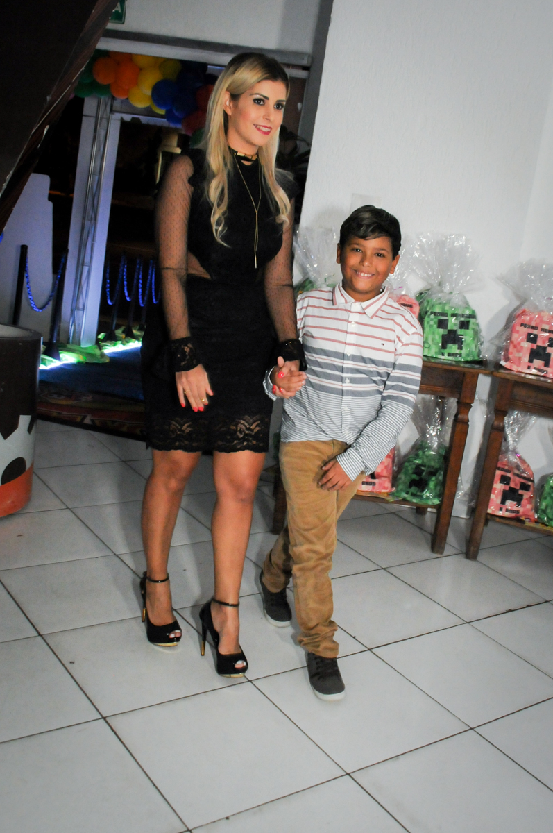 entrada-da-família-no-Buffet-Fábrica-da-Alegria-Morumbi-S-Paulo-SP-fotografia-infantil-festa-infantil-tema-da-festa-minicraft