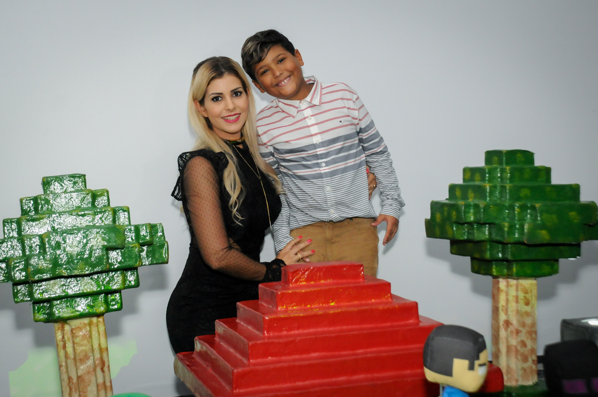 fotogafia-mãe-e-filho-no-Buffet-Fábrica-da-Alegria-Morumbi-S-Paulo-SP-fotografia-infantil-festa-infantil-tema-da-festa-minicraft