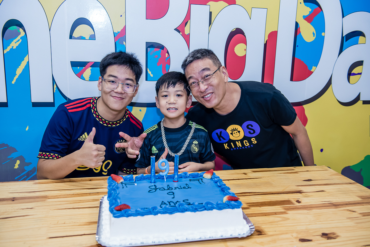 fotos na mesa do bolo com o pai e o irmão
