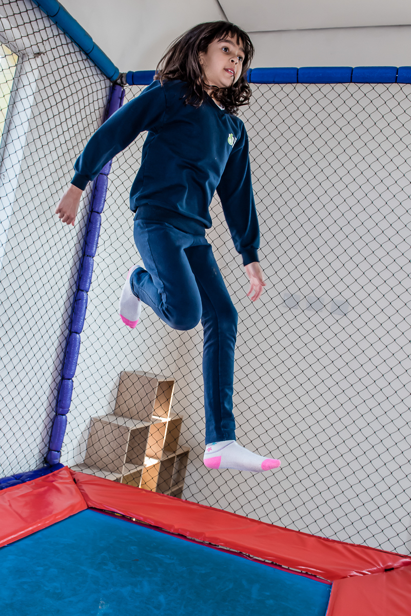 mas tem outro convidado se divertindo no pula pula