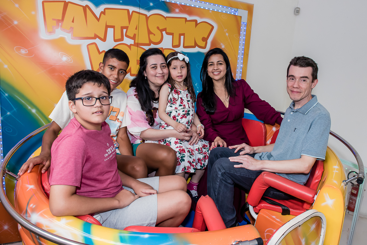 os adultos também estão aproveitando os brinquedos do buffet