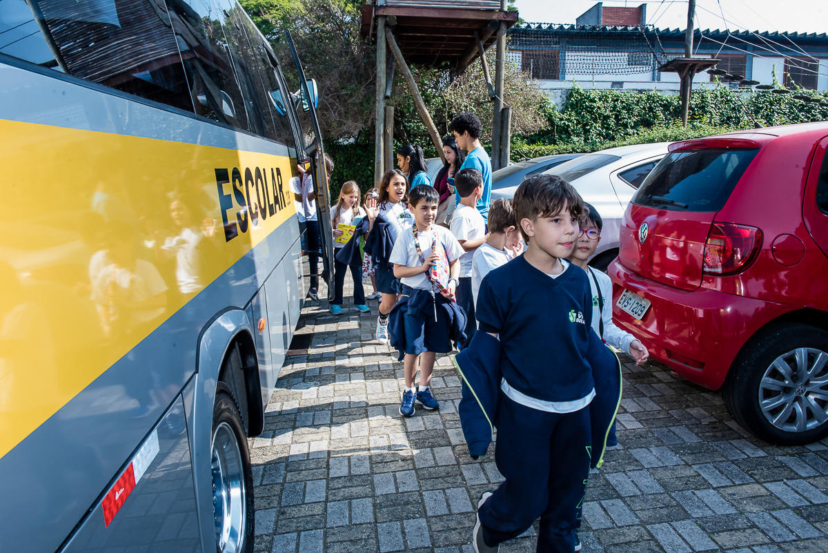 festa escolar chegada do ônibus com os alunos