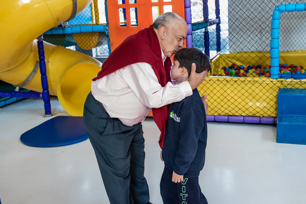 o vovô chegou e daniel ganhou um beijo gostoso