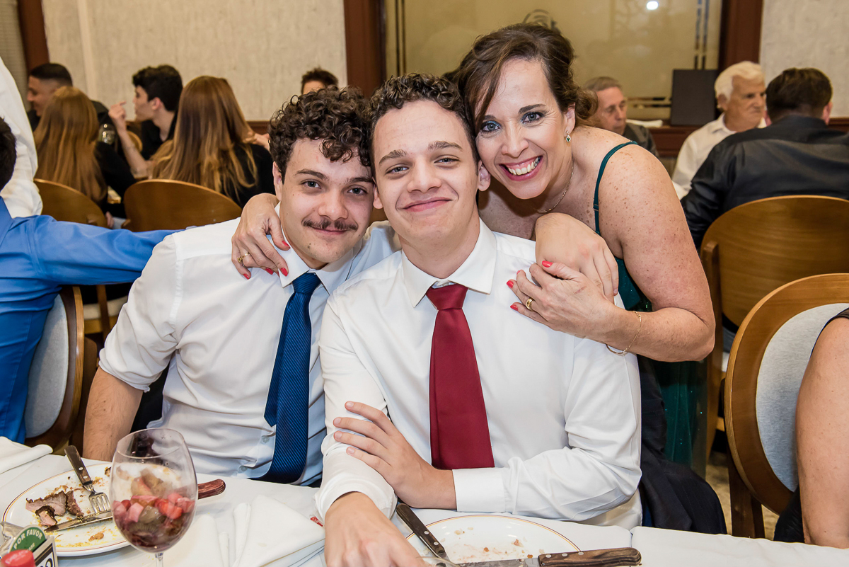 os 3 filhos lindos felizes com a felicidade dos pais