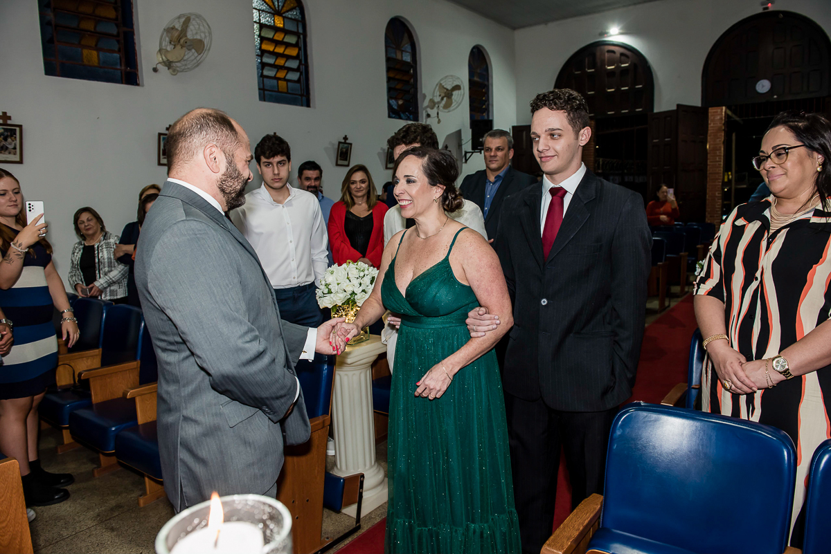 o noivo recebe a noiva com muita alegria