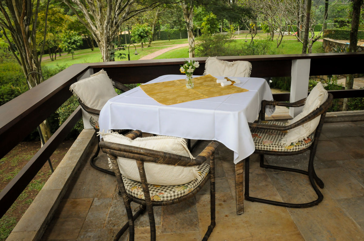 salão-com-mesas-no-sítio-granja-viana-festa-adulto-bodas-de-ouro-placidia-e-eider