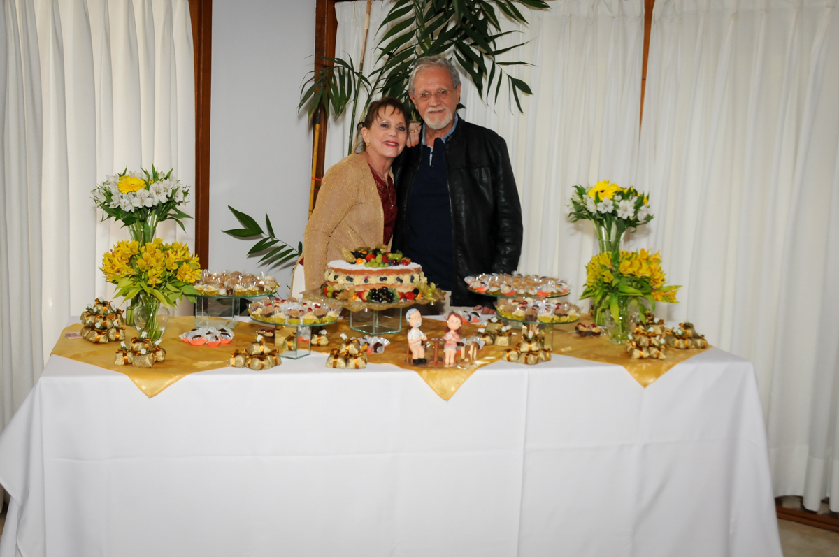 fotografia-do-casal-no-sítio-granja-viana-festa-adulto-bodas-de-ouro-placidia-e-eider