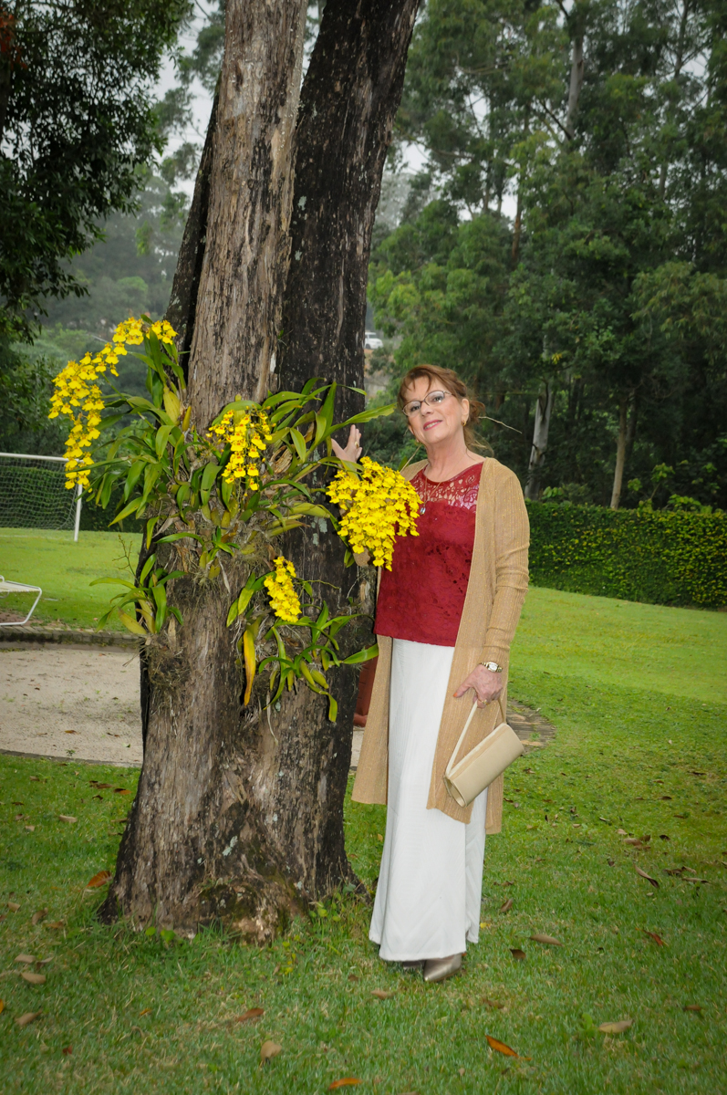 posando-para-foto-no-jardim-no-sítio-granja-viana-festa-adulto-bodas-de-ouro-placidia-e-eider