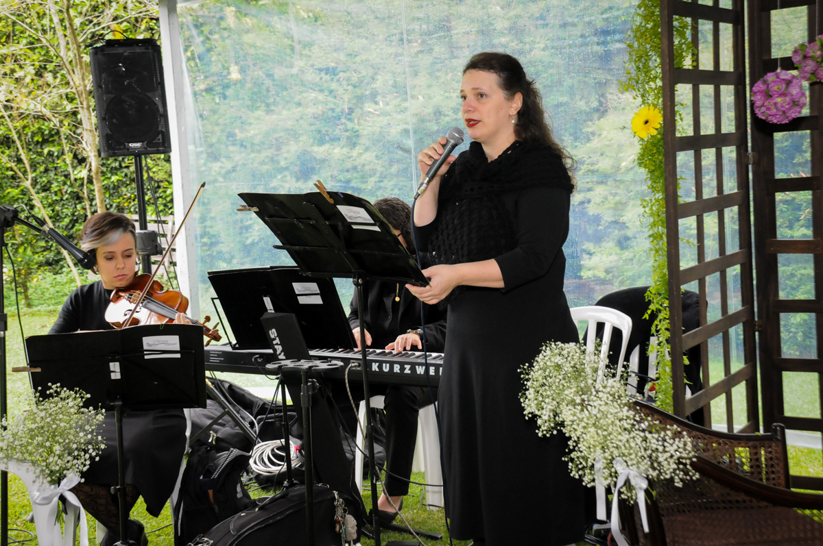 coral-canta-durante-a-cerimônia-no-sítio-granja-viana-festa-adulto-bodas-de-ouro-placidia-e-eider