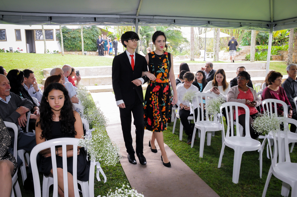 entrada-dos-netos-para-cerimônia-no-sítio-granja-viana-festa-adulto-bodas-de-ouro-placidia-e-eider