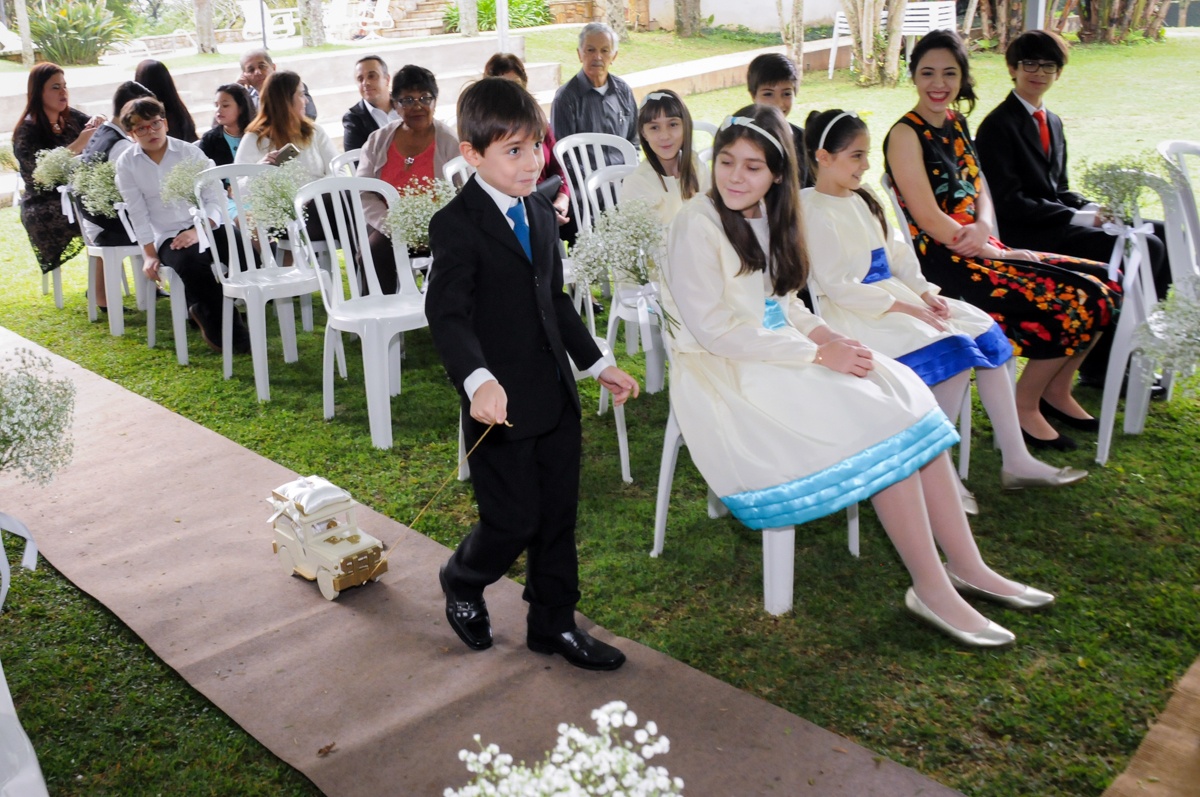 o-pagem-entra-com-as-alianças-no-sítio-granja-viana-festa-adulto-bodas-de-ouro-placidia-e-eider